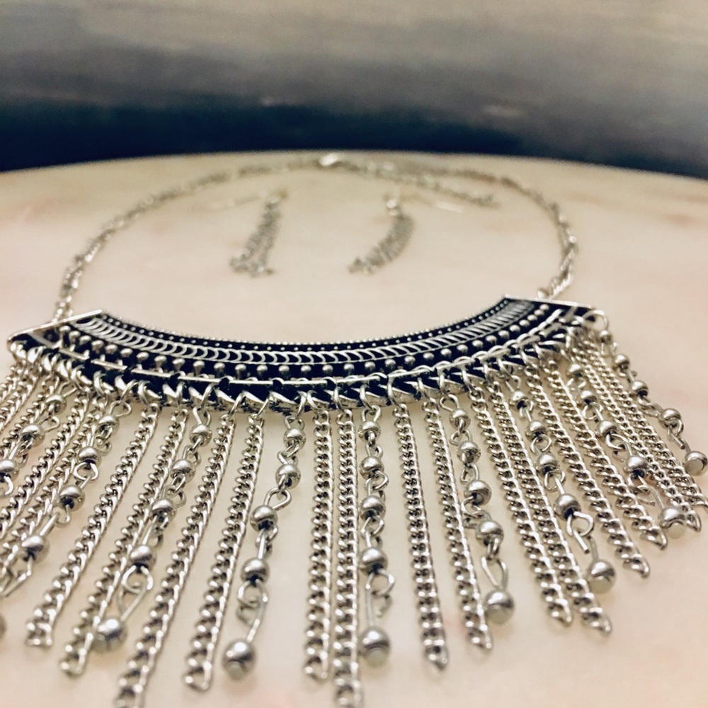 Chain necklace w earrings.